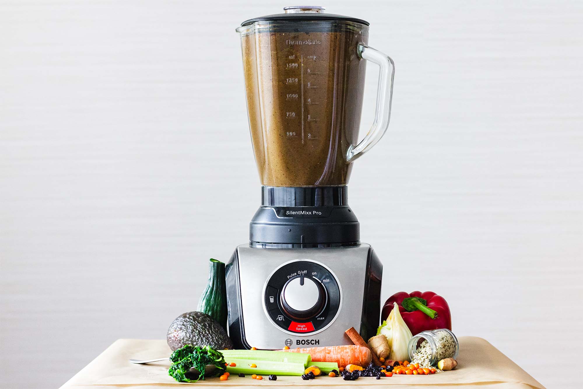 Superfood Smoothie with Spinach, Green Peas and Berries